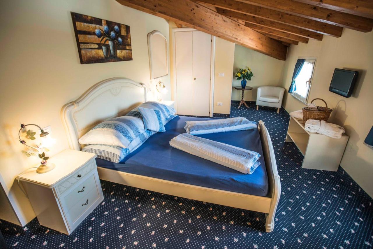 Borgo Dei Poeti Romantik Hotel Манерба дел Гарда Екстериор снимка