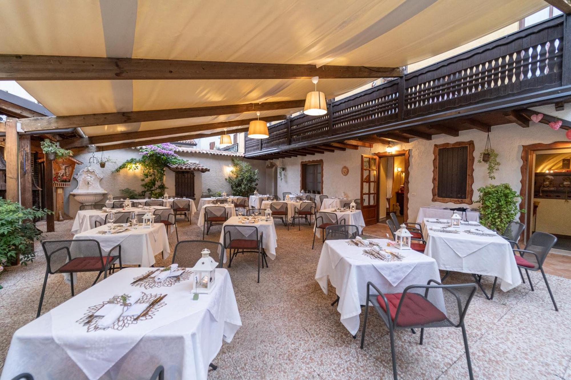 Borgo Dei Poeti Romantik Hotel Манерба дел Гарда Екстериор снимка