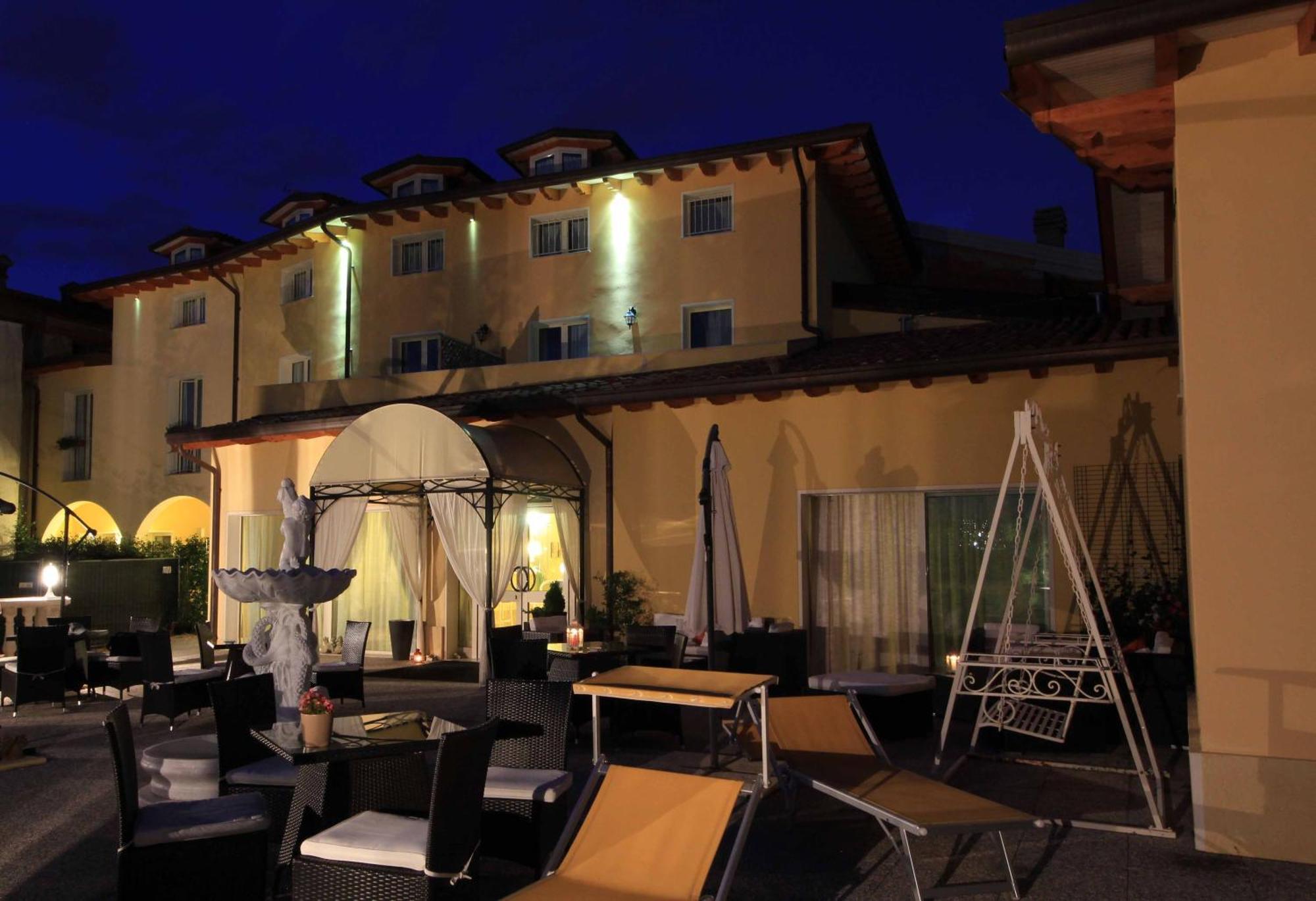 Borgo Dei Poeti Romantik Hotel Манерба дел Гарда Екстериор снимка