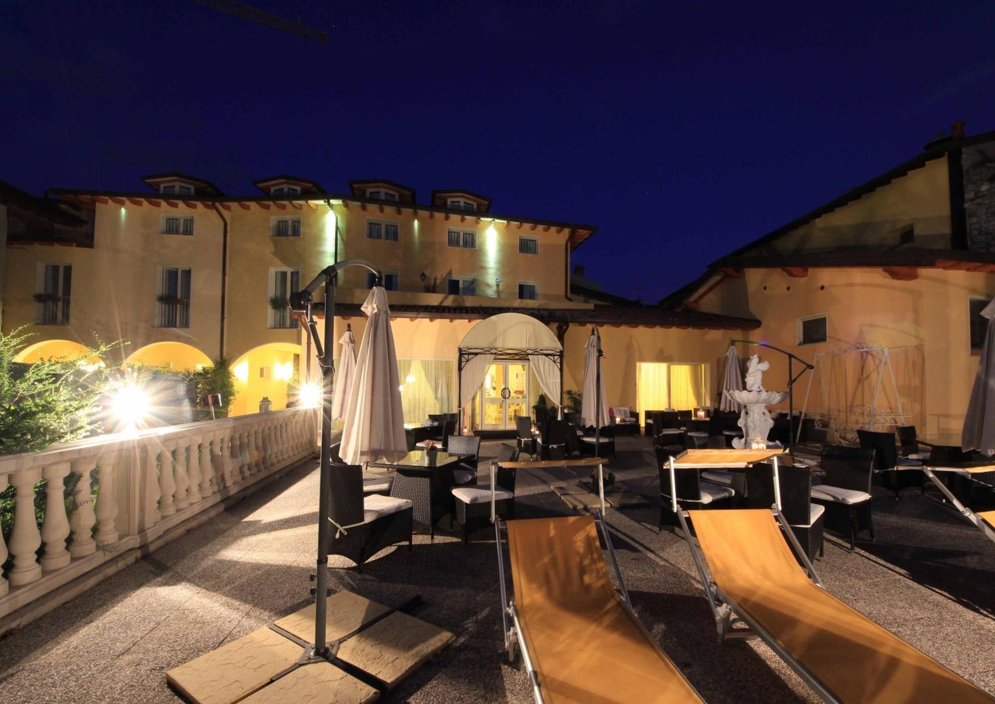 Borgo Dei Poeti Romantik Hotel Манерба дел Гарда Екстериор снимка