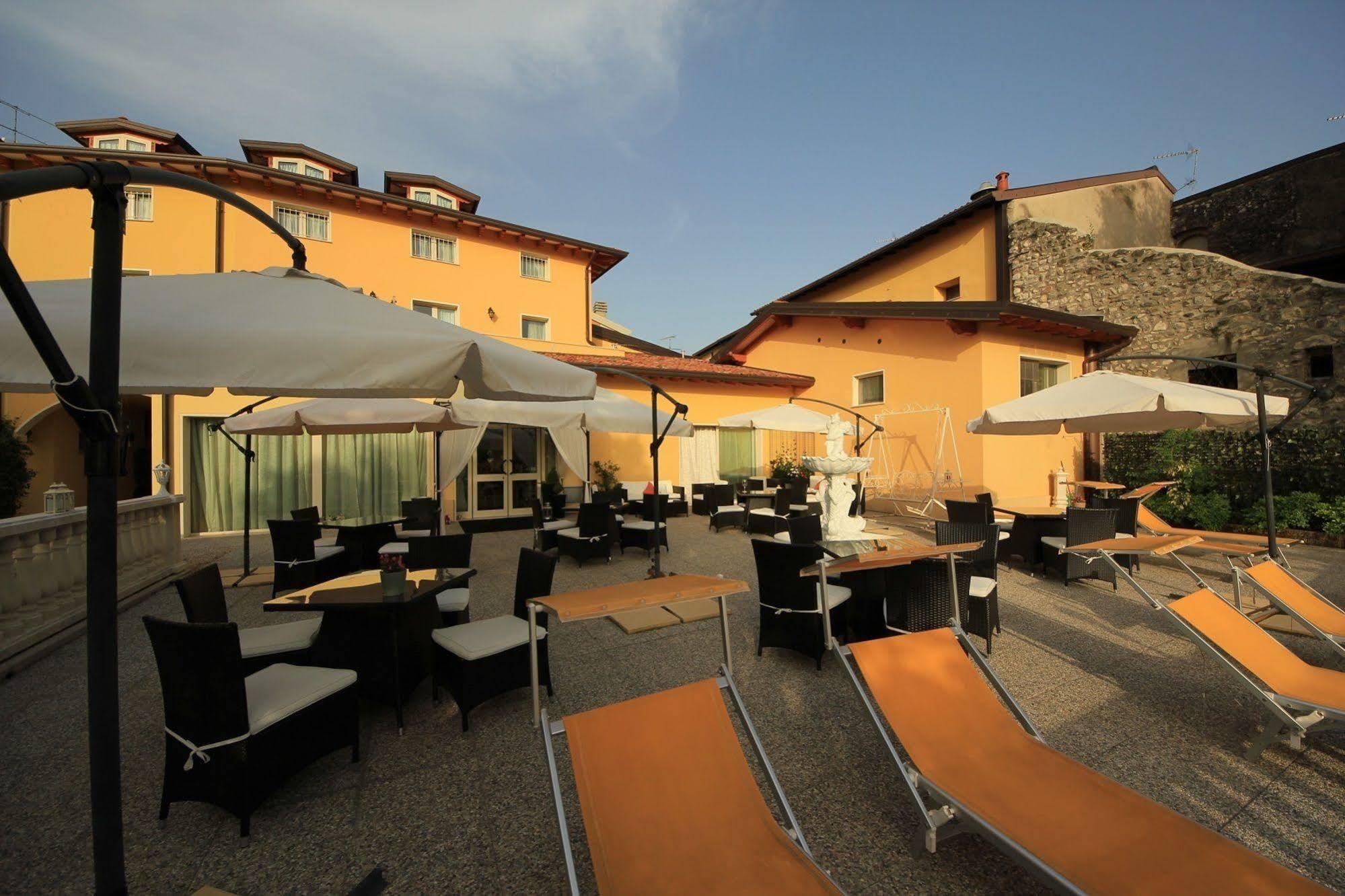 Borgo Dei Poeti Romantik Hotel Манерба дел Гарда Екстериор снимка