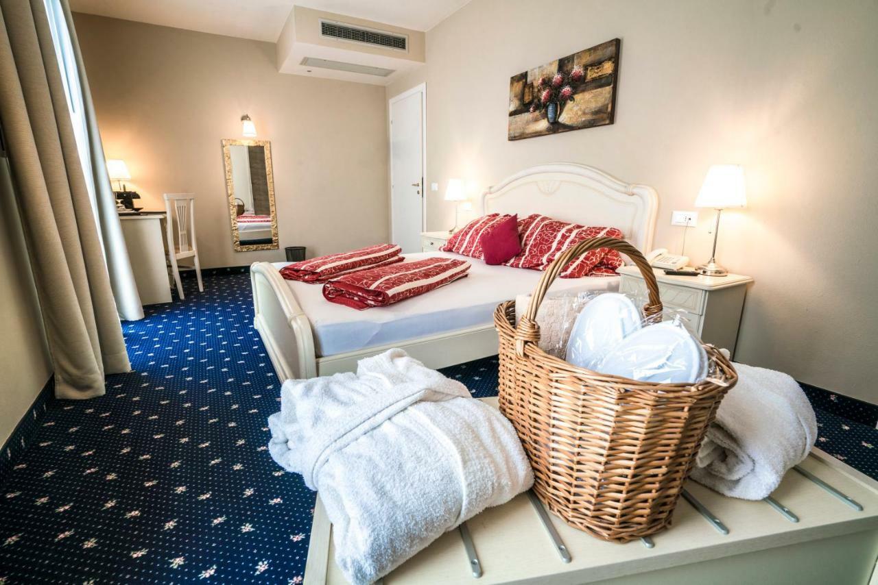 Borgo Dei Poeti Romantik Hotel Манерба дел Гарда Екстериор снимка