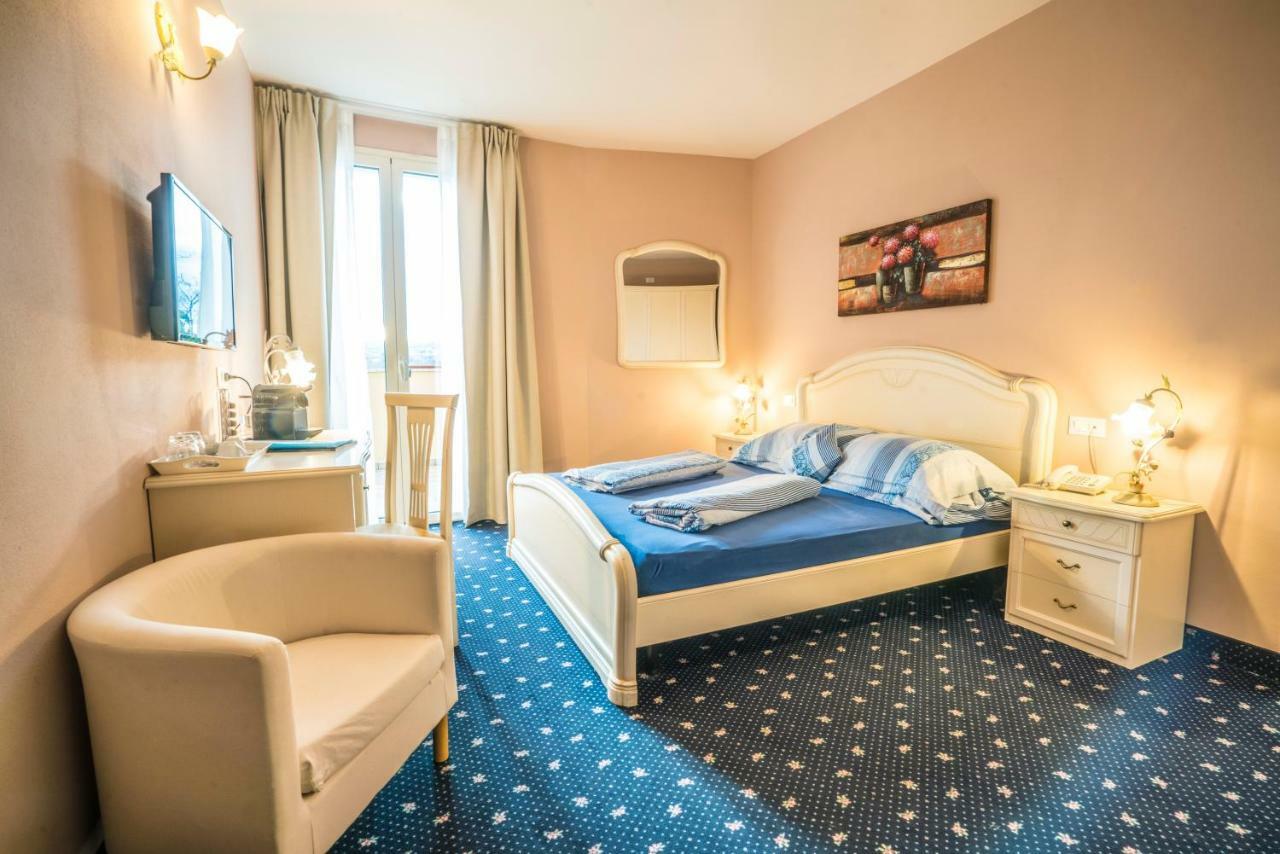 Borgo Dei Poeti Romantik Hotel Манерба дел Гарда Екстериор снимка