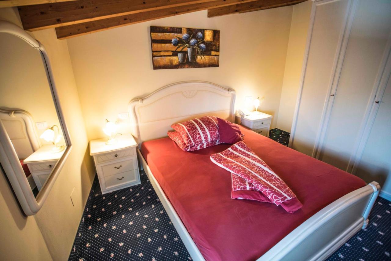 Borgo Dei Poeti Romantik Hotel Манерба дел Гарда Екстериор снимка
