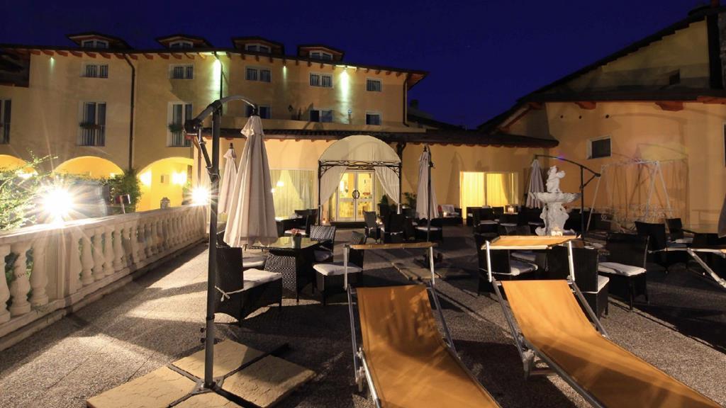 Borgo Dei Poeti Romantik Hotel Манерба дел Гарда Екстериор снимка